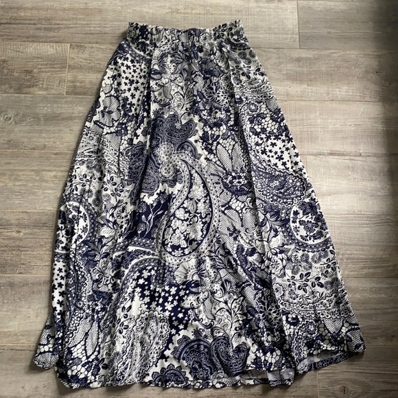 Floral printed skirt with elastic waist. Unknown brand and no size tag - Picture 3 of 3